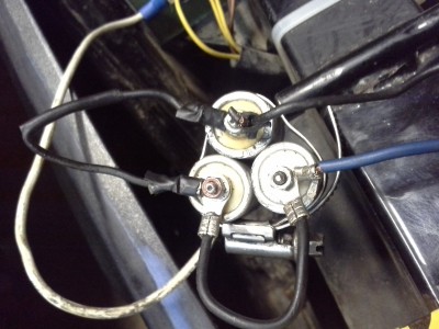 Bela žica gre na grušt, modra je povezana na črno ki pride iz platin oz. kondenzatorja, črna pa je povezana na črno žico ki gre do stikala za izklop