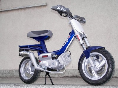 tej so bli za neke dirke več o tem:<br />http://www.motosvet.com/iscejo-se-novi-vozniki-za-tomosove-pokale.html