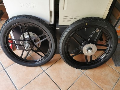 Kolesa obnovljena z novimi ležaji, paknami, zobnik vijaki ipd NOVE gume dunlop TT900. Dobil sem tudi boljši polž oznake 224.